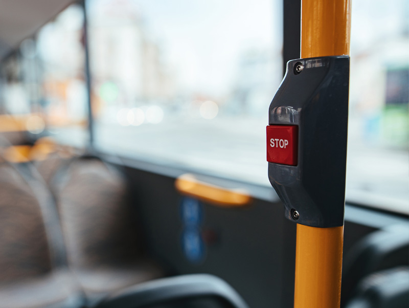 Aktuelle Störungen und Meldungen. Das Bild zeigt einen Stop-Kopf in einem Bus